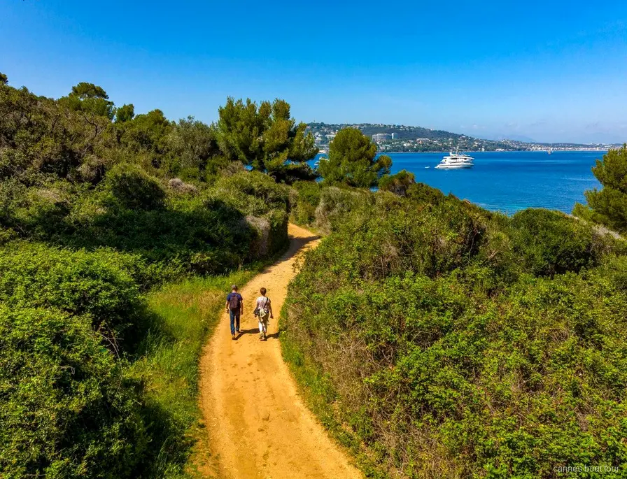 Vue côtière sur la baie de Cannes depuis l'Île Sainte-Marguerite